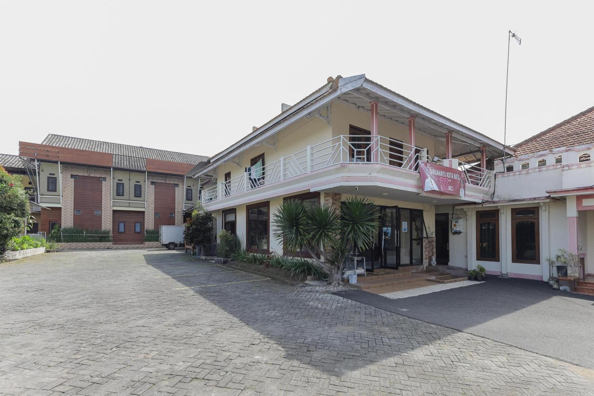 Oyo Bunga Matahari Guest House And Hotel Batu  Exterior foto